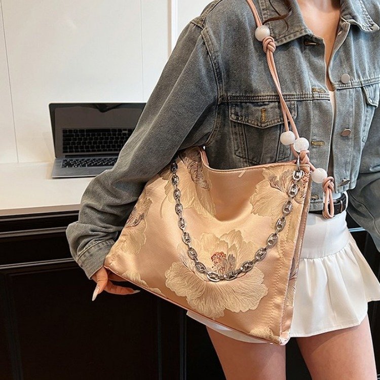 Chinese Embroidered Pearl Canvas Underarm Commuter Tote