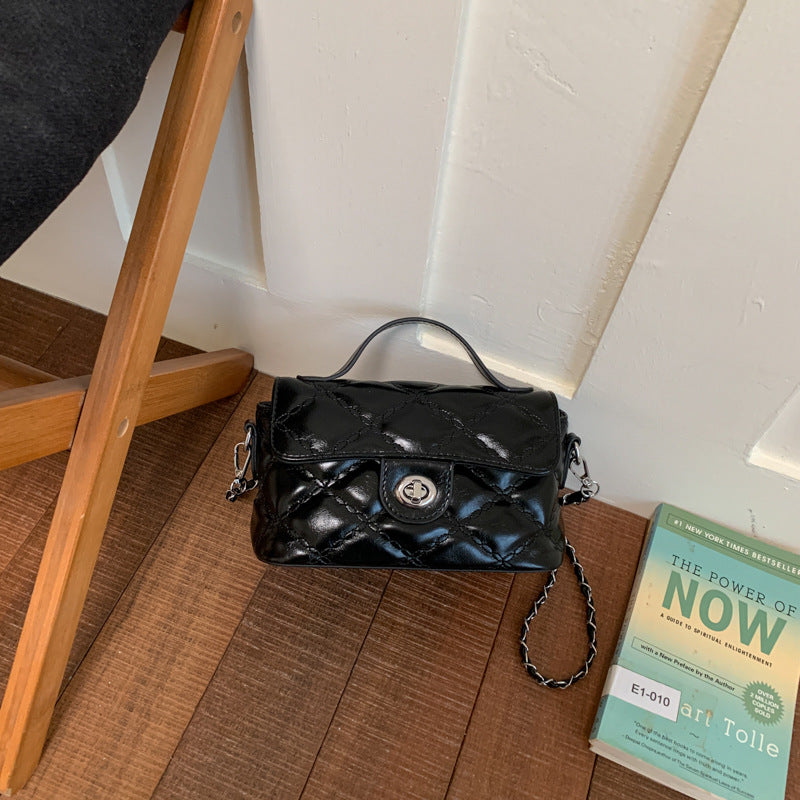 Chic Chain Commuter Women’s Shoulder Bag