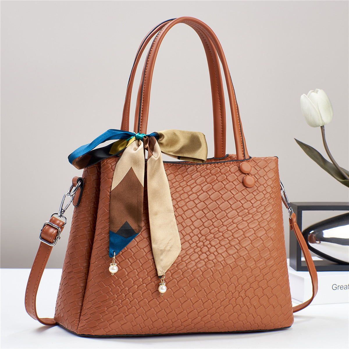 Trendy Versatile Ladies Shoulder Handbag