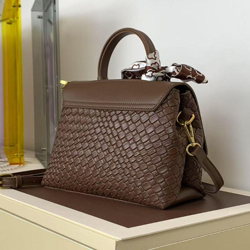 French Niche  Small Square Commuting Shoulder Bag